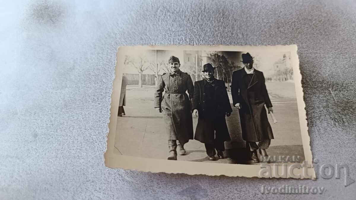 Fotografie Varna Un ofițer și doi bărbați la plimbare 1943