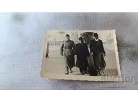 Снимка Варна Офицер и двама мъже на разходка 1943