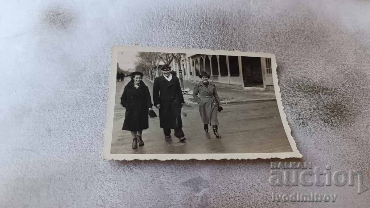 Photo Varna A man and two women on a walk