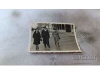 Снимка Варна Мъж и две жени в разходка