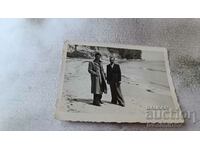 Снимка Варна Двама мъже в костюми на брега на морето 1939