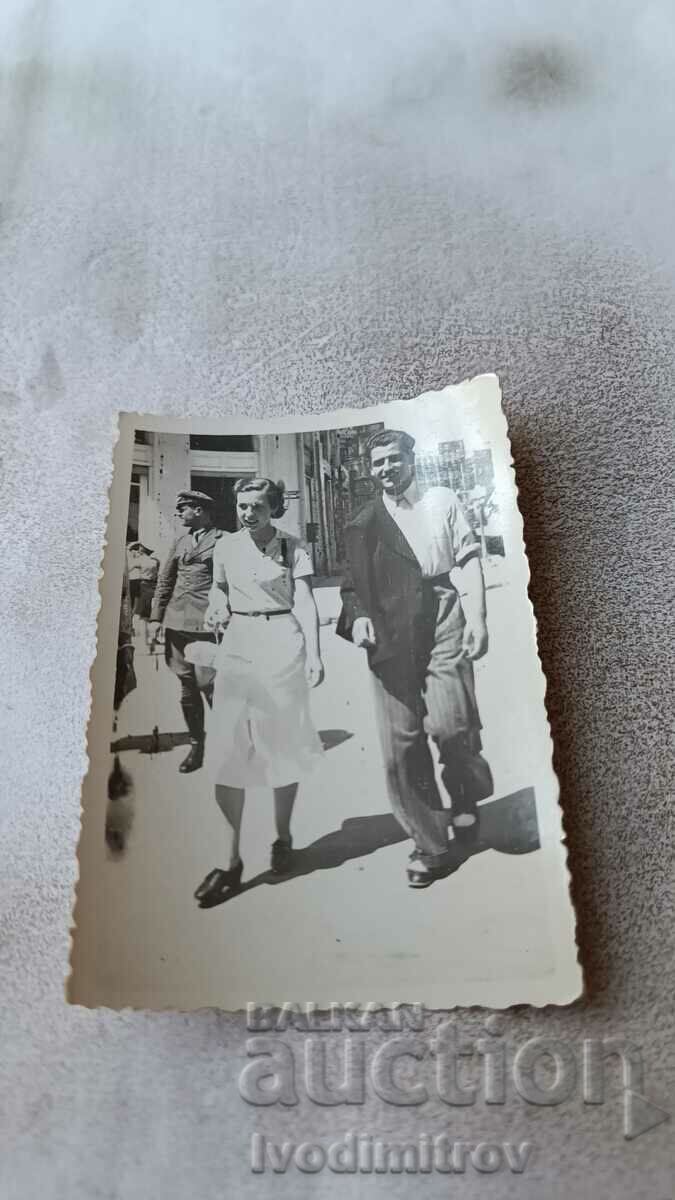 Снимка Варна Мъж и млада жена на разходка 1939