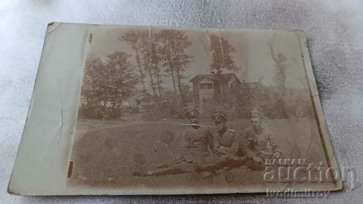 Снимка Трима офицери седнали на поляна на фронта ПСВ