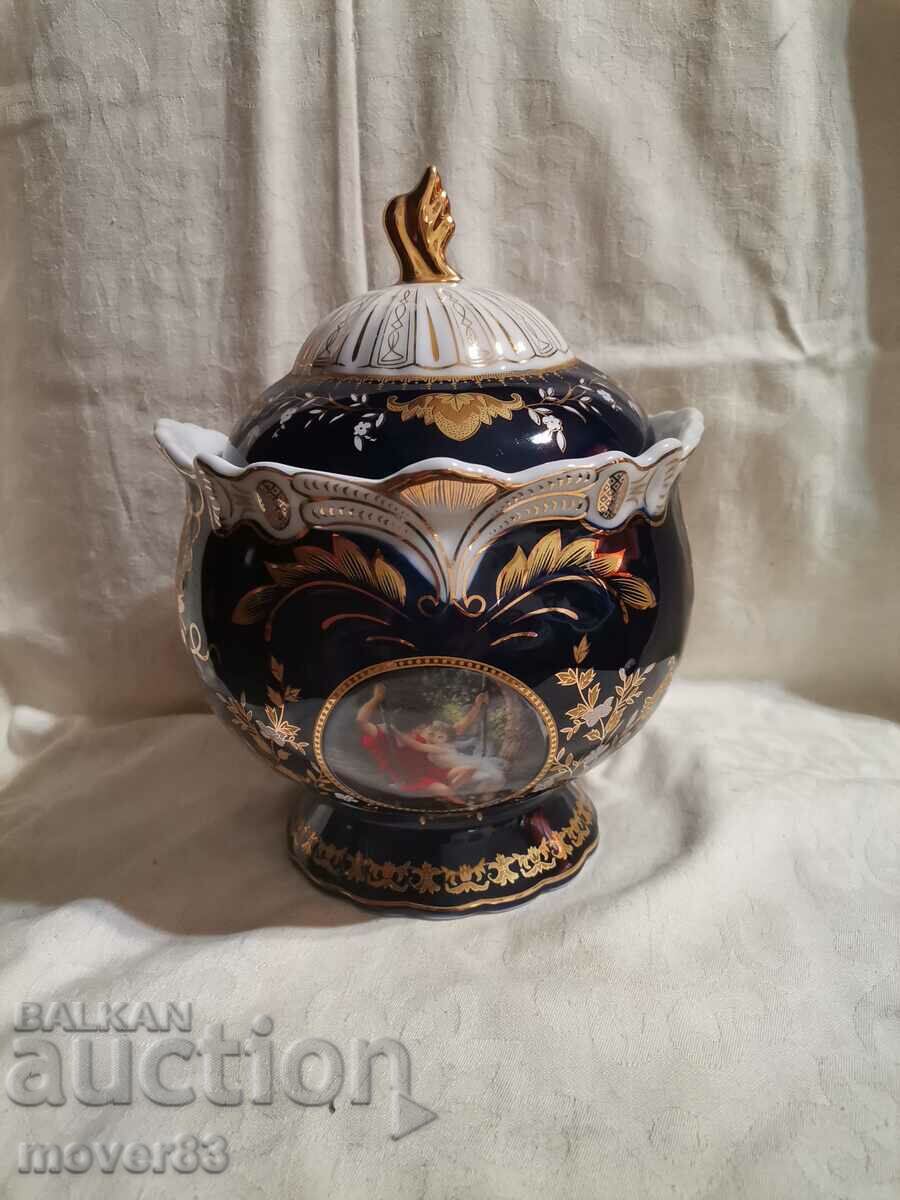 Porcelain urn. Japan