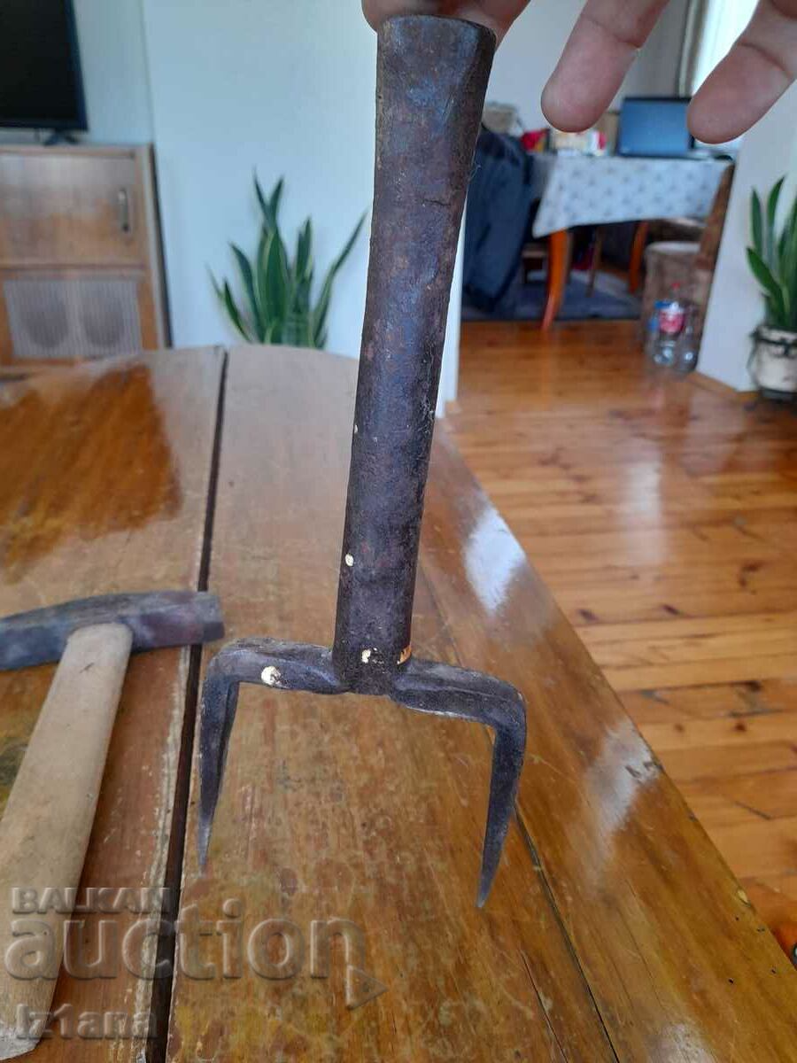 Old hammer and anvil for clipping hair with price 65.00 BGN | € 33.23 Old hammer and anvil for clipping hair with price 65.00 BGN | € 33.23