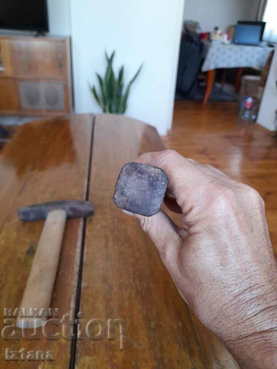 Auction Old hammer and anvil for clipping hair Auction Old hammer and anvil for clipping hair