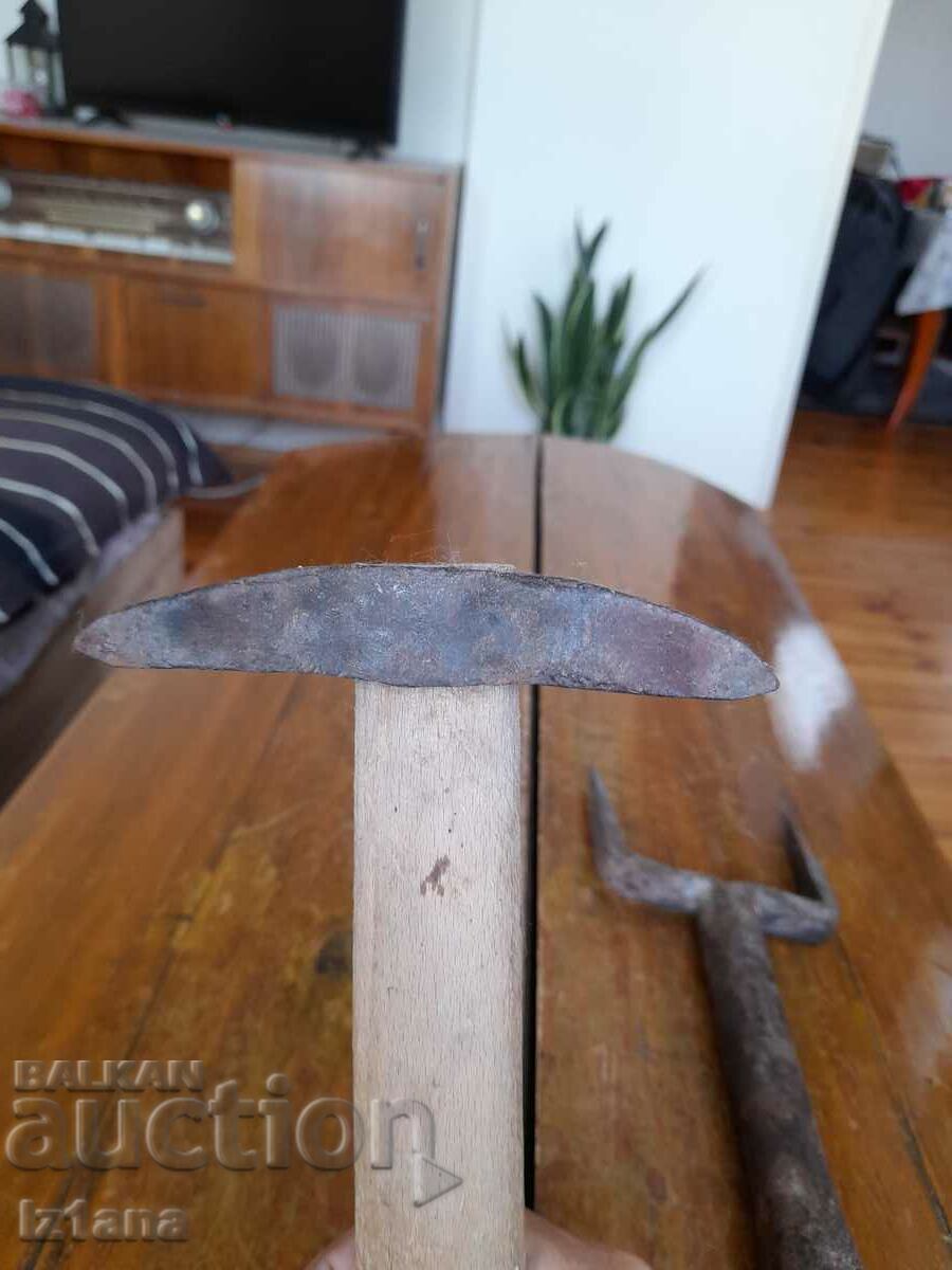 Delivery of Old hammer and anvil for clipping hair Delivery of Old hammer and anvil for clipping hair