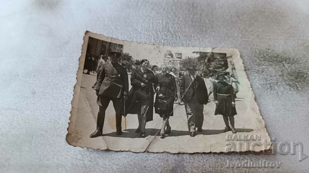 Снимка София Офицер мъж и три жени на разходка