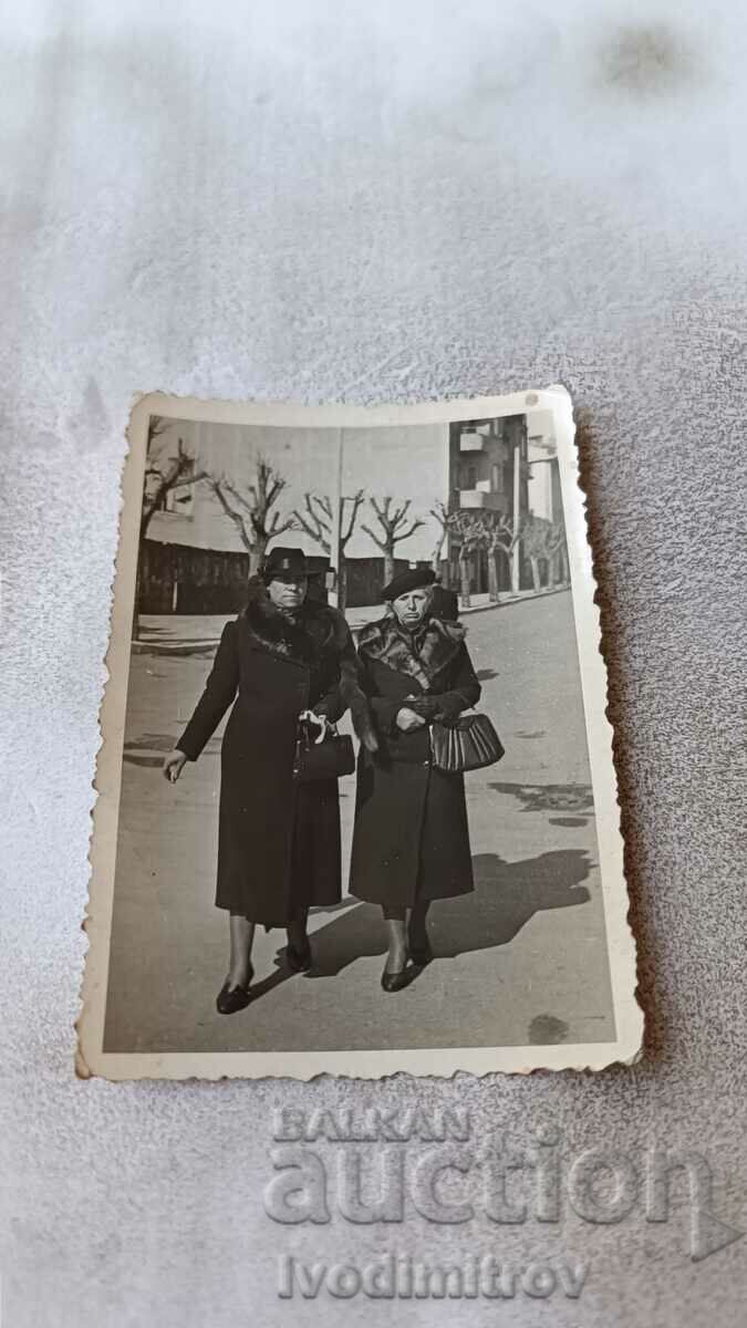 Снимка София Две жени със зимни палта на разходка
