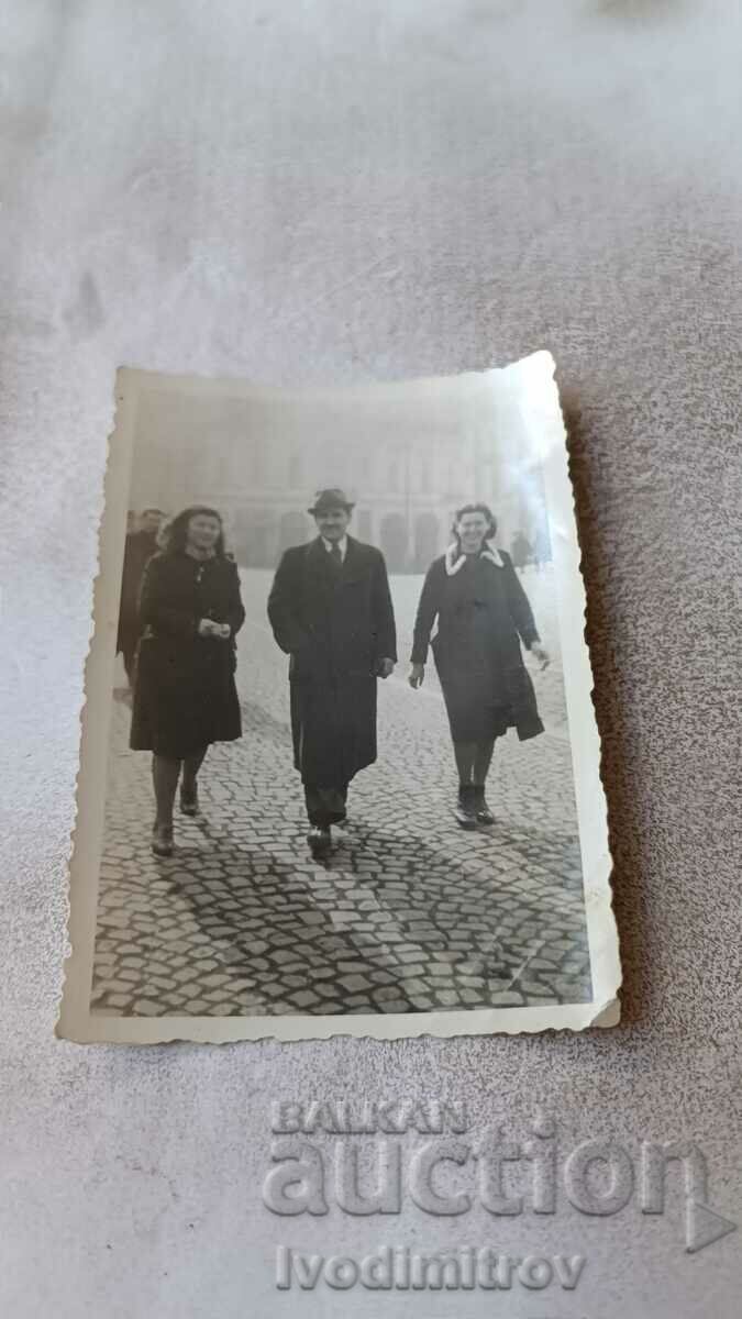 Снимка София Мъж и две млади момичета на разходка