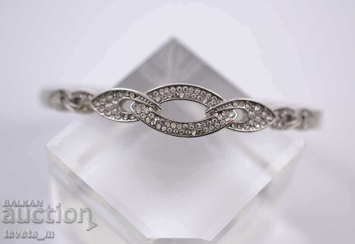 Delivery of Bracelet Delivery of Bracelet