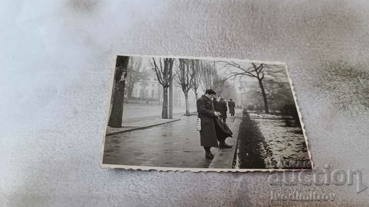 Photo Sofia A man on the sidewalk in winter