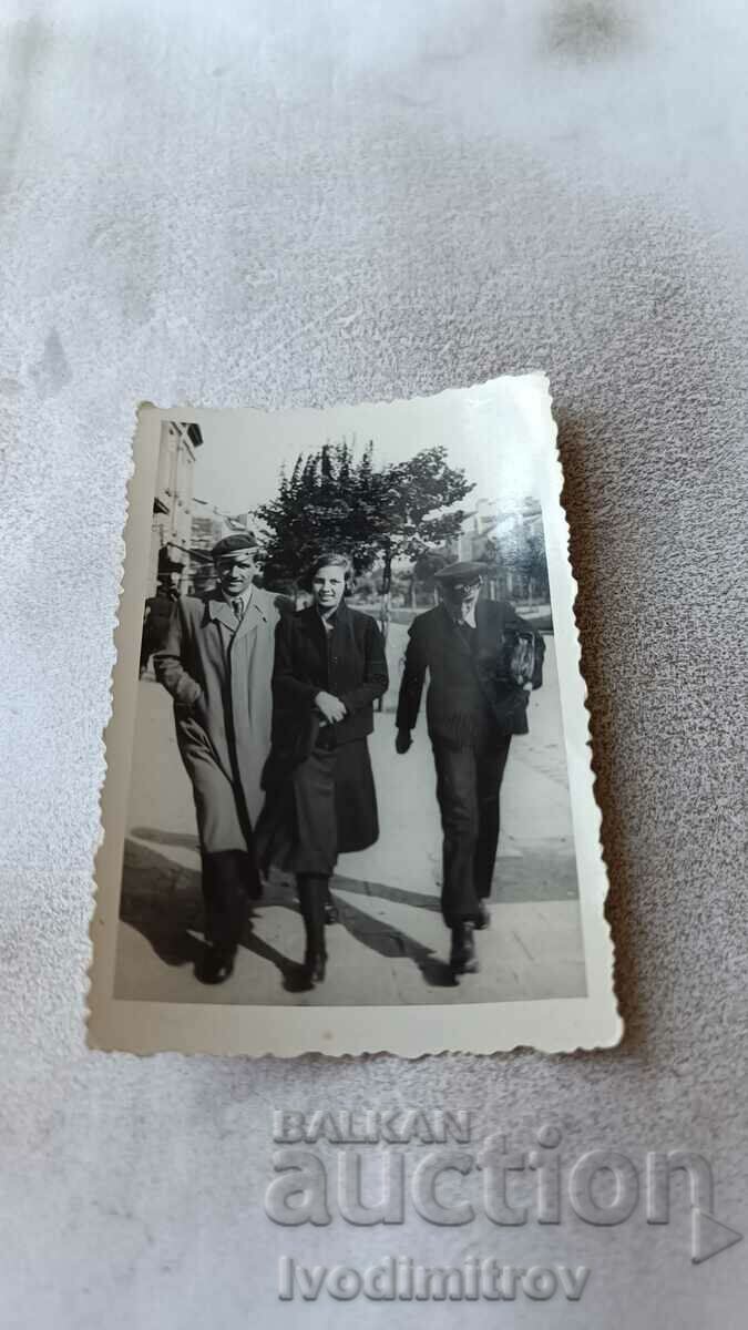 Φωτογραφία Σοφία Δύο νεαροί άνδρες και ένα κορίτσι σε μια βόλτα