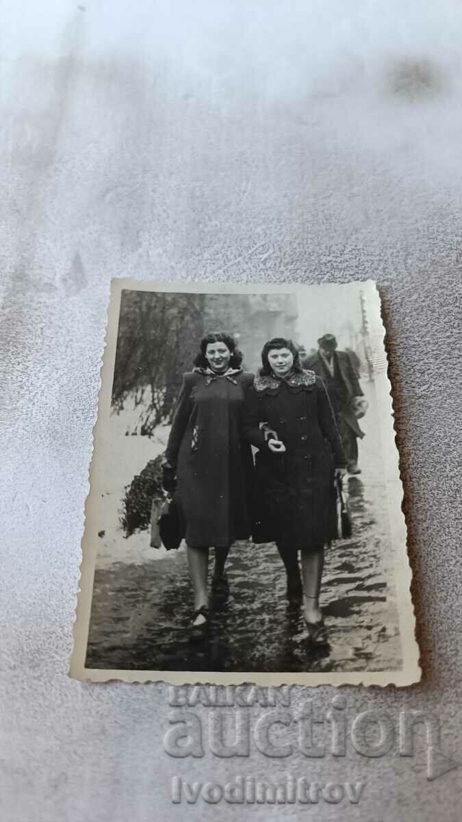 Снимка София Две млади момичета на разходка през зимата