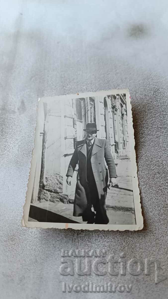 Снимка София Мъж в костюм и с балтон на разходка