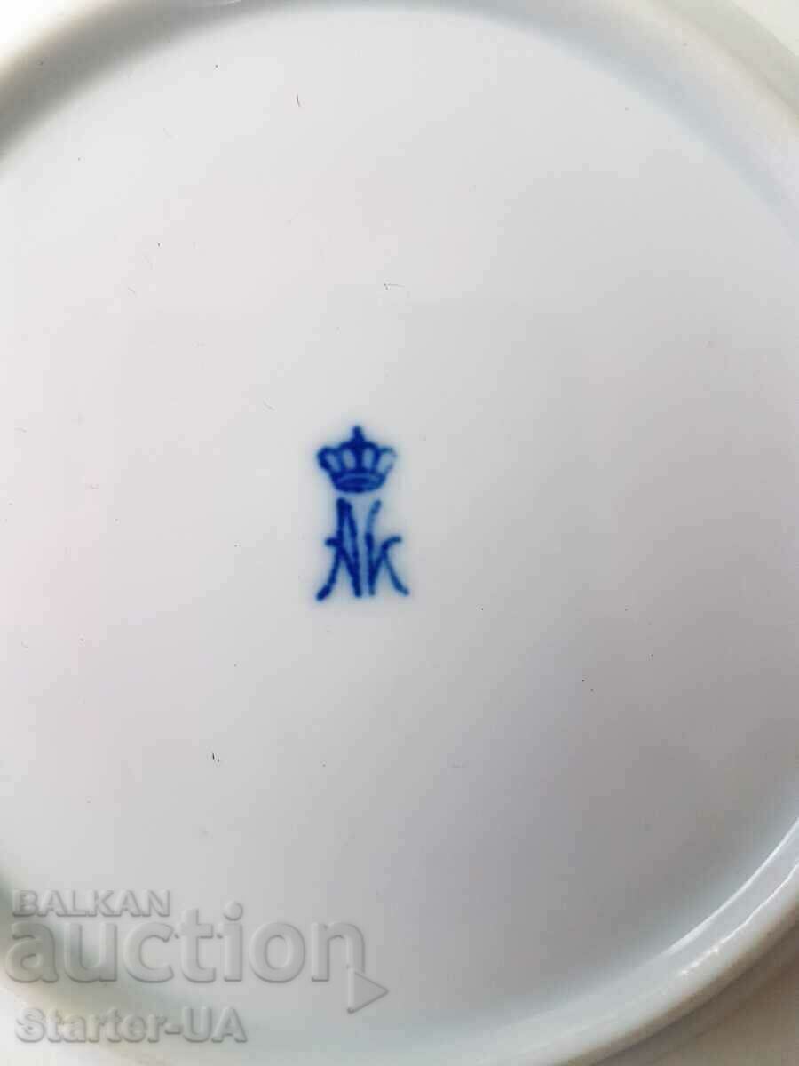 Delivery of Porcelain saucers with architectural buildings