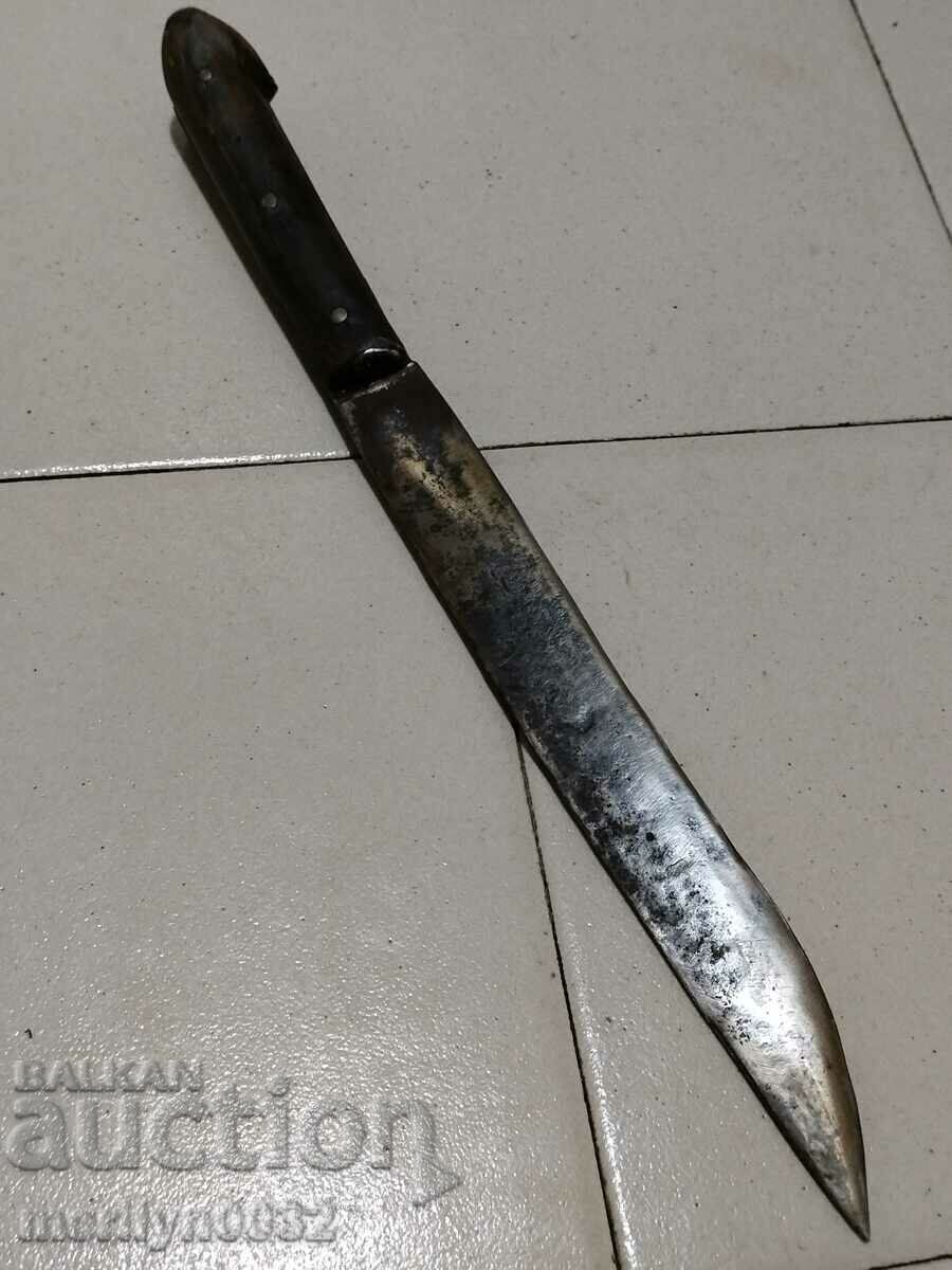 Стар кован нож, каракулак с чирени от биволски рог острие