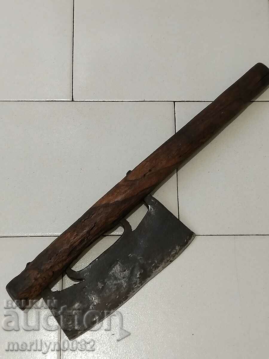 Topor forjat manual vechi, topor din fier forjat cu preț 110.00 BGN | € 56.24