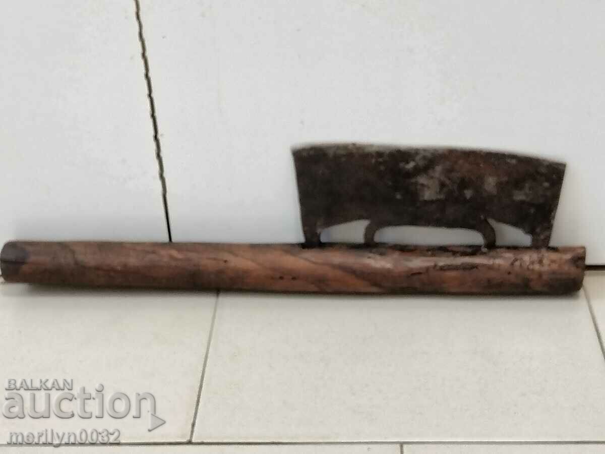 Livrarea Topor forjat manual vechi, topor din fier forjat