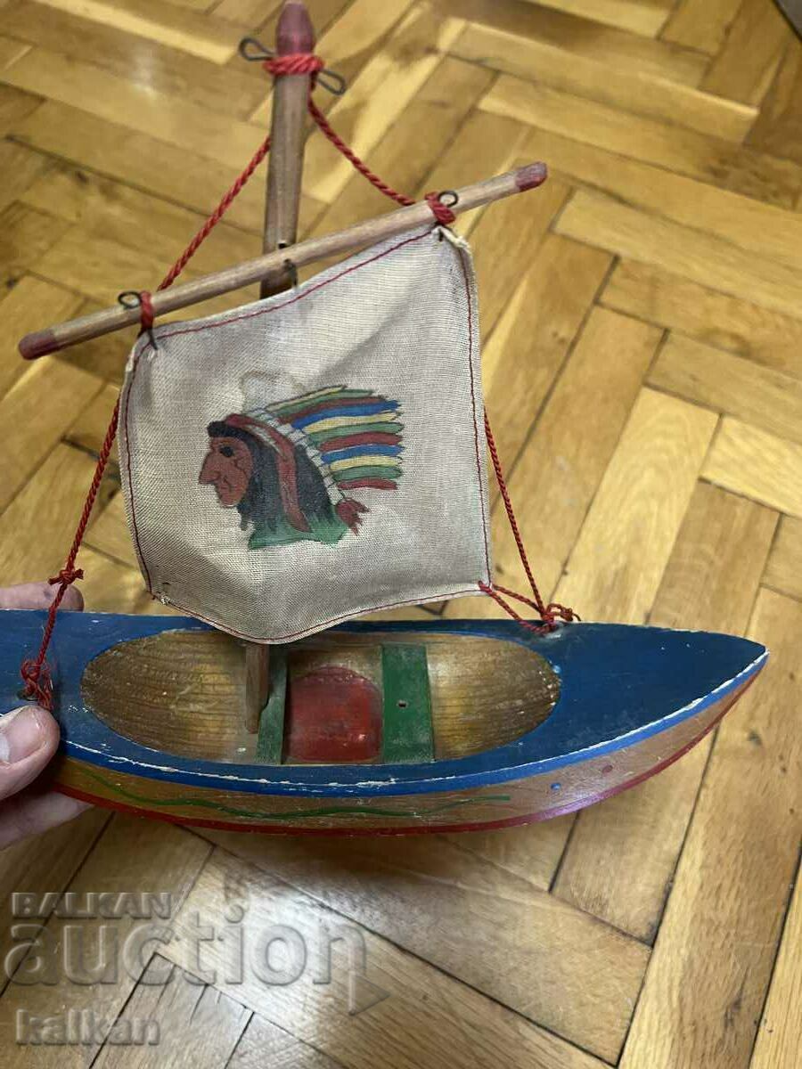 Дървено корабче играчка с индианец