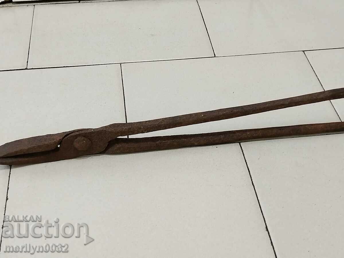 Delivery of Old blacksmith's tongs, shingles, wrought iron Delivery of Old blacksmith's tongs, shingles, wrought iron