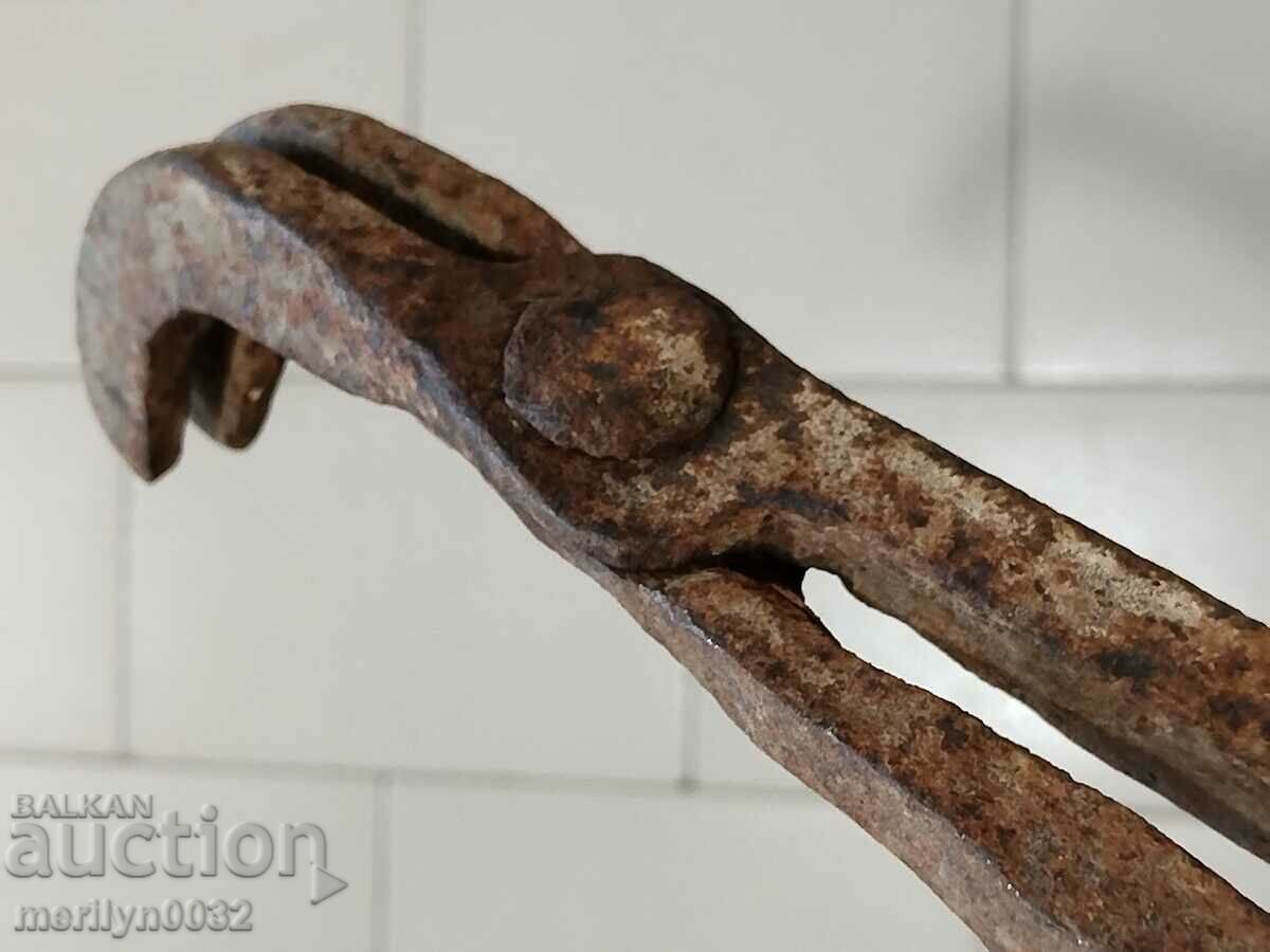 Delivery of Old blacksmith's tongs, shingles, wrought iron