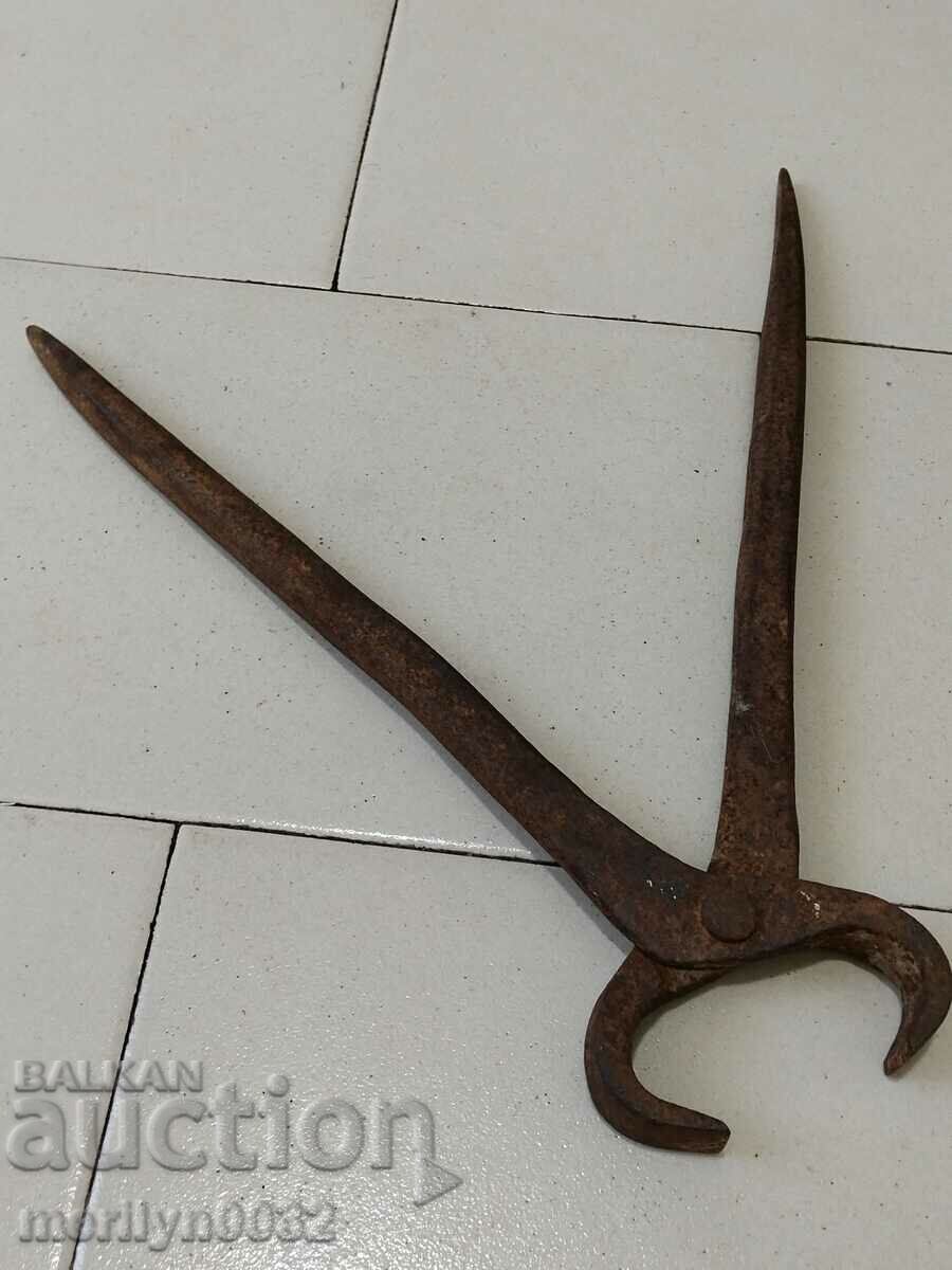 Delivery of Old blacksmith's tongs, shingles, wrought iron