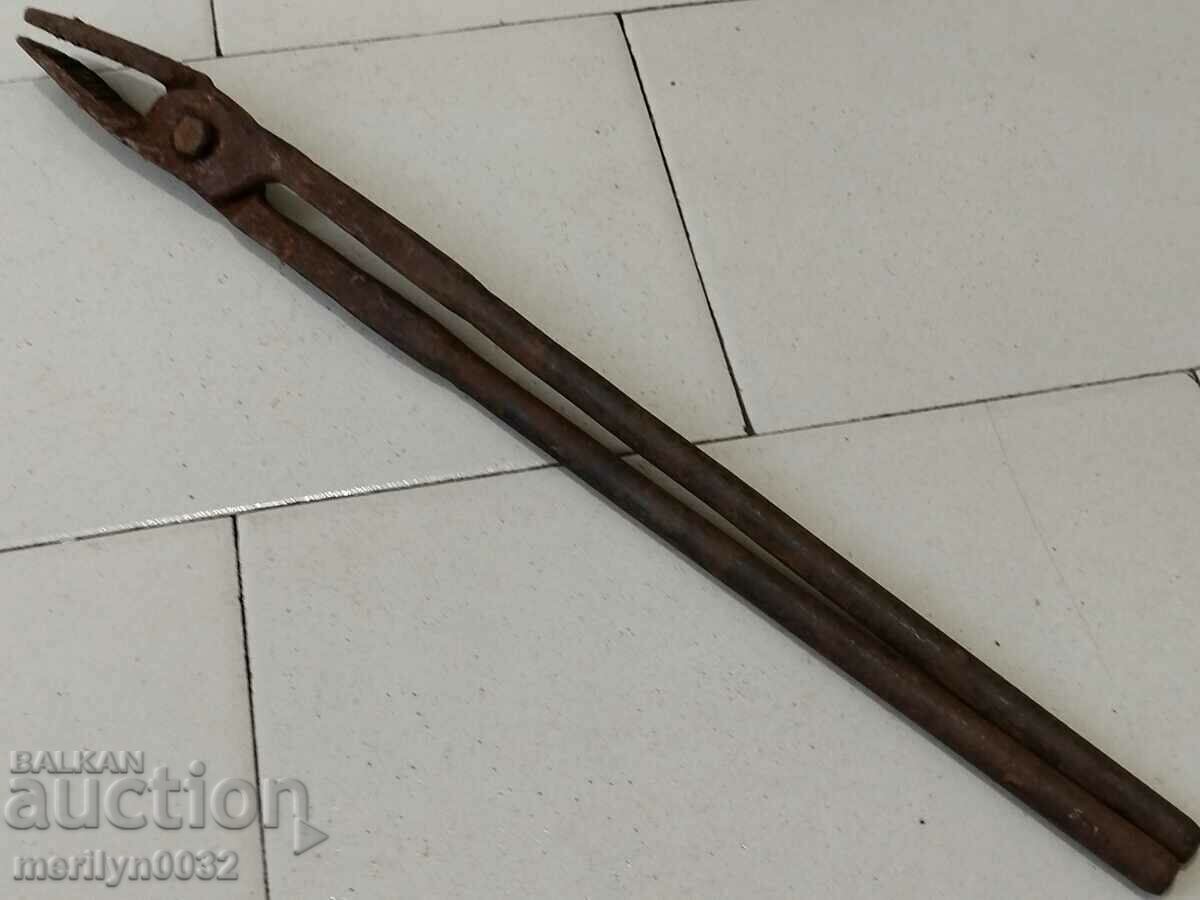 Auction Old blacksmith's tongs, shingles, wrought iron Auction Old blacksmith's tongs, shingles, wrought iron