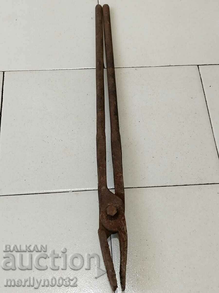 Delivery of Old blacksmith's tongs, shingles, wrought iron Delivery of Old blacksmith's tongs, shingles, wrought iron