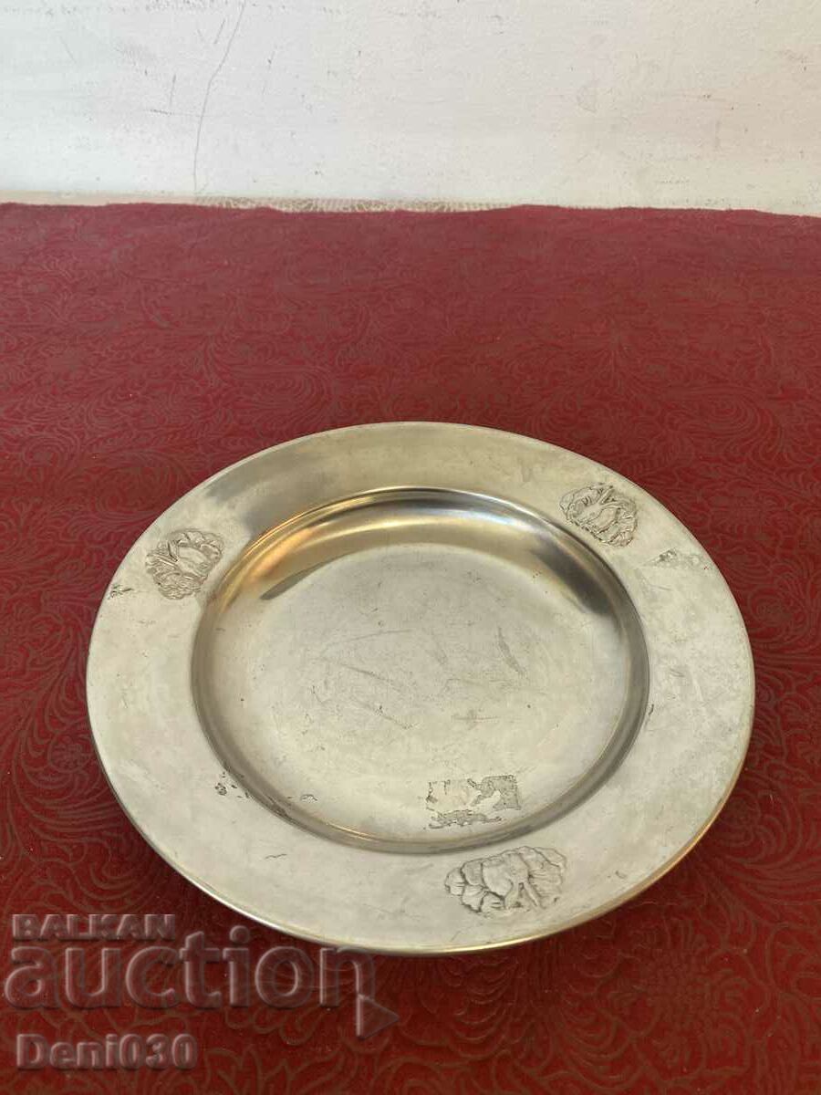 Стара метална чиния с маркировка !!!