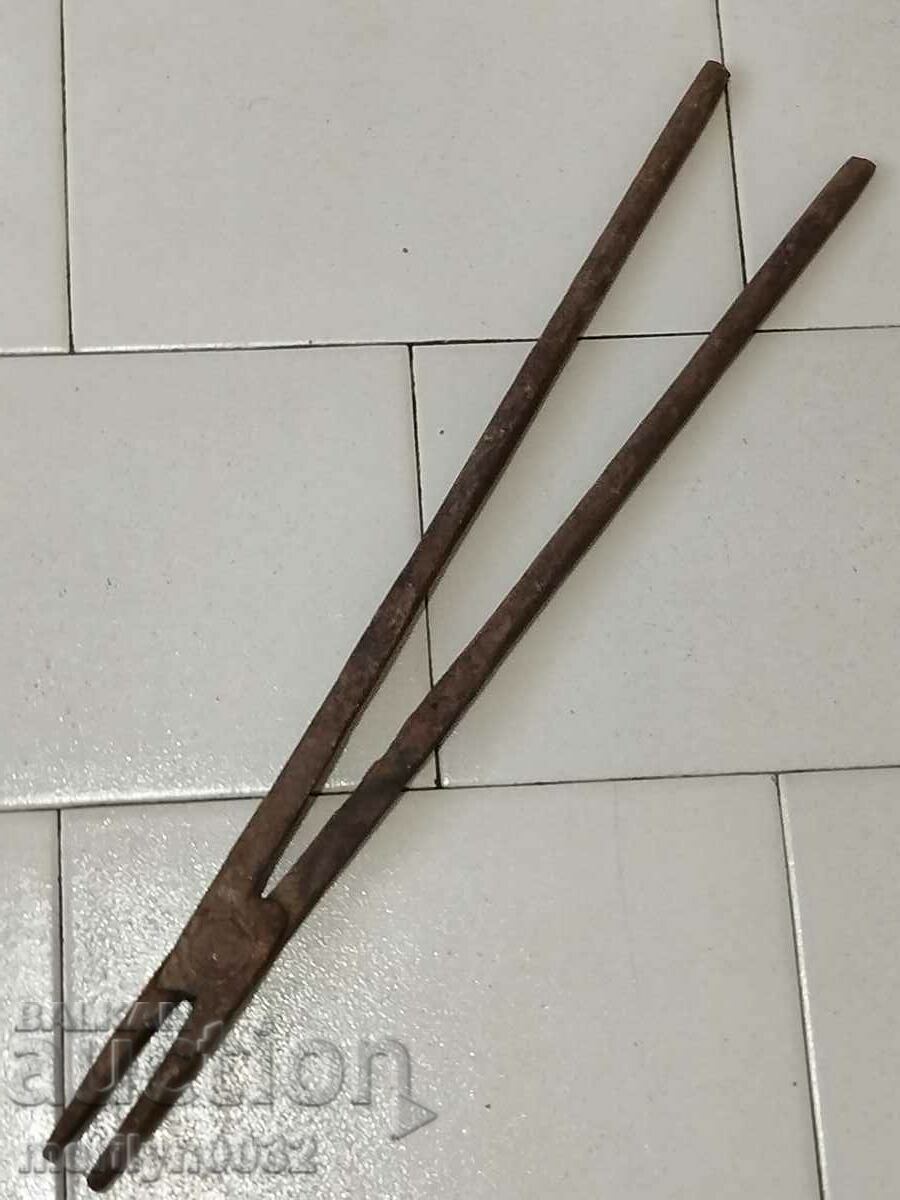 Delivery of Old blacksmith's tongs, shingles, wrought iron Delivery of Old blacksmith's tongs, shingles, wrought iron