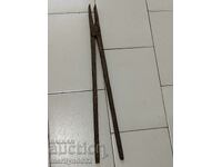 Clești vechi de fierar, șindrilă, fier forjat