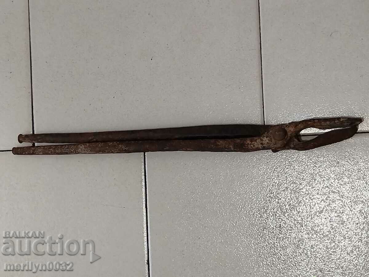 Auction Old blacksmith's tongs, shingles, wrought iron Auction Old blacksmith's tongs, shingles, wrought iron