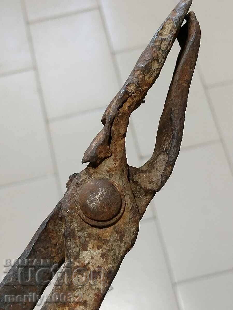 Delivery of Old blacksmith's tongs, shingles, wrought iron Delivery of Old blacksmith's tongs, shingles, wrought iron