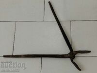 Clești vechi de fierar, șindrilă, fier forjat