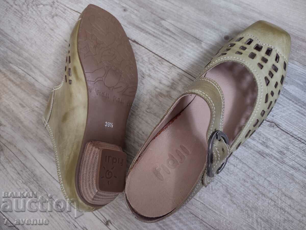 Auction Fiji genuine leather women's shoes/slippers, 07/08/2024 Auction Fiji genuine leather women's shoes/slippers, 07/08/2024