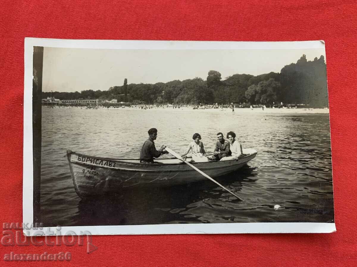 Варна лодка "Борислав" военен с две дами стара снимка