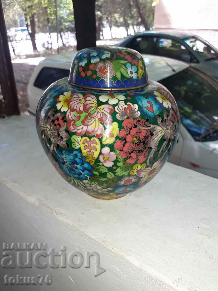 Auction Cloisonne - A great old jar with a bronze enamel lid Auction Cloisonne - A great old jar with a bronze enamel lid