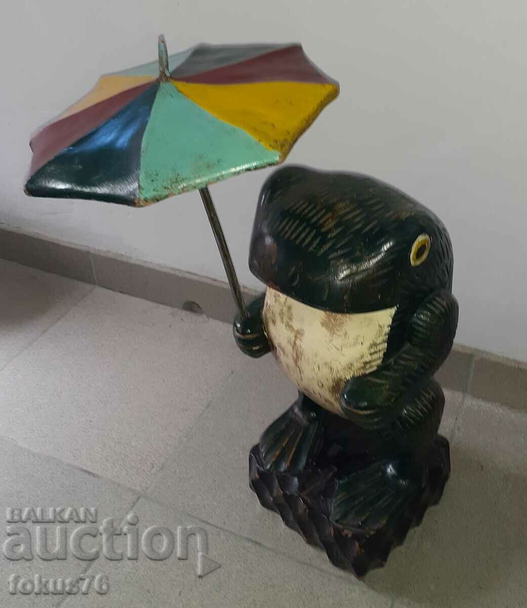 Μοναδικό παλιό μεγάλο ξύλινο άγαλμα βατράχου με ομπρέλα
