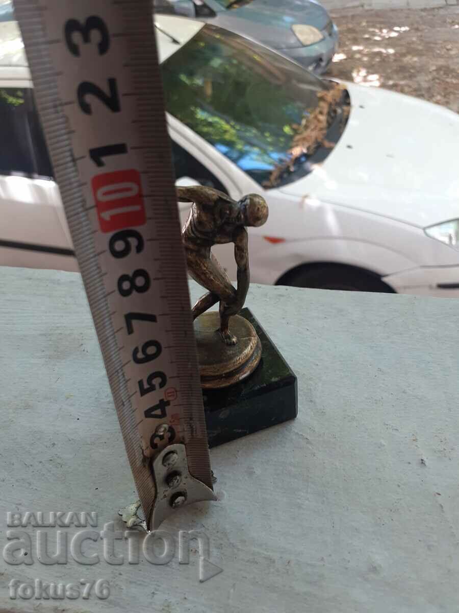 A small metal figurine of a discus thrower - 6 A small metal figurine of a discus thrower - 6