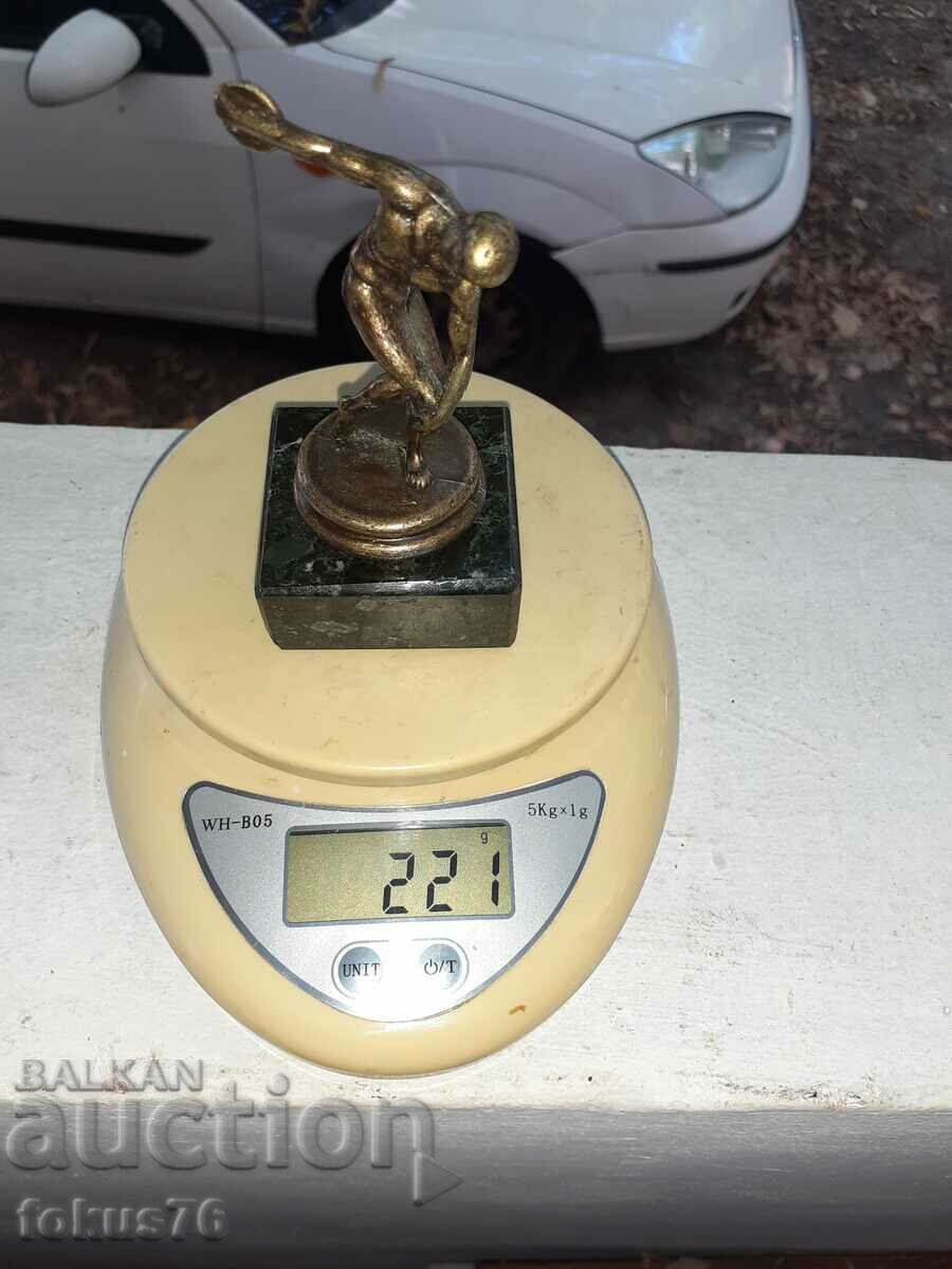 A small metal figurine of a discus thrower - 7 A small metal figurine of a discus thrower - 7