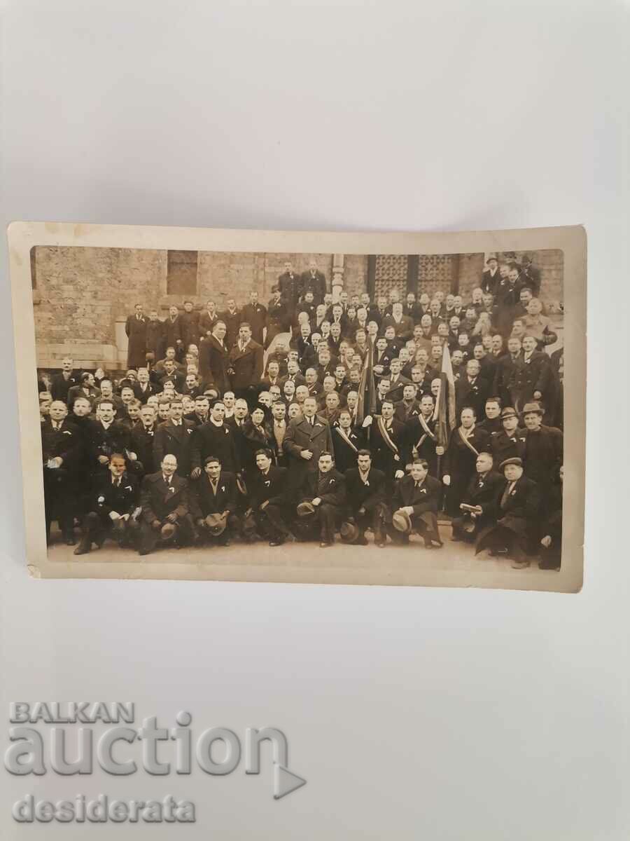 Fotografie veche, întâlnire de petrecere în fața „Sfintei Duminici”