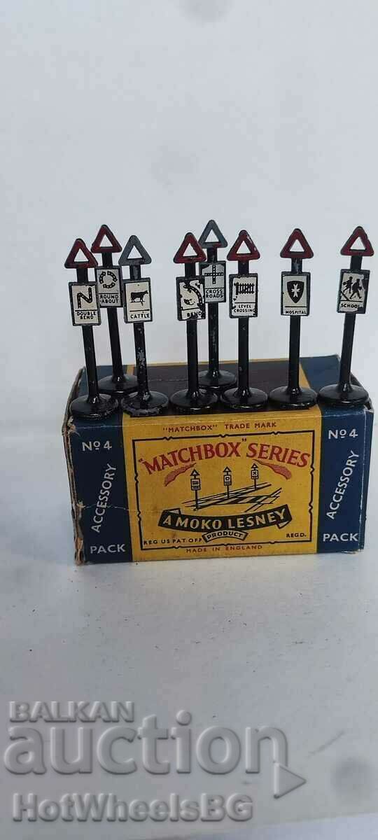 MATCHBOX LESNEY. No A4 8 road signs - with org. box