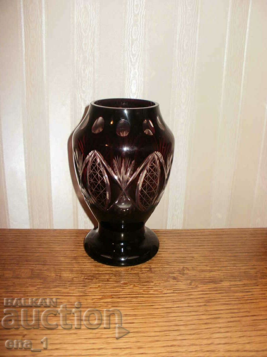 Auction 2 beautiful lead crystal vases, 18 cm high. Auction 2 beautiful lead crystal vases, 18 cm high.