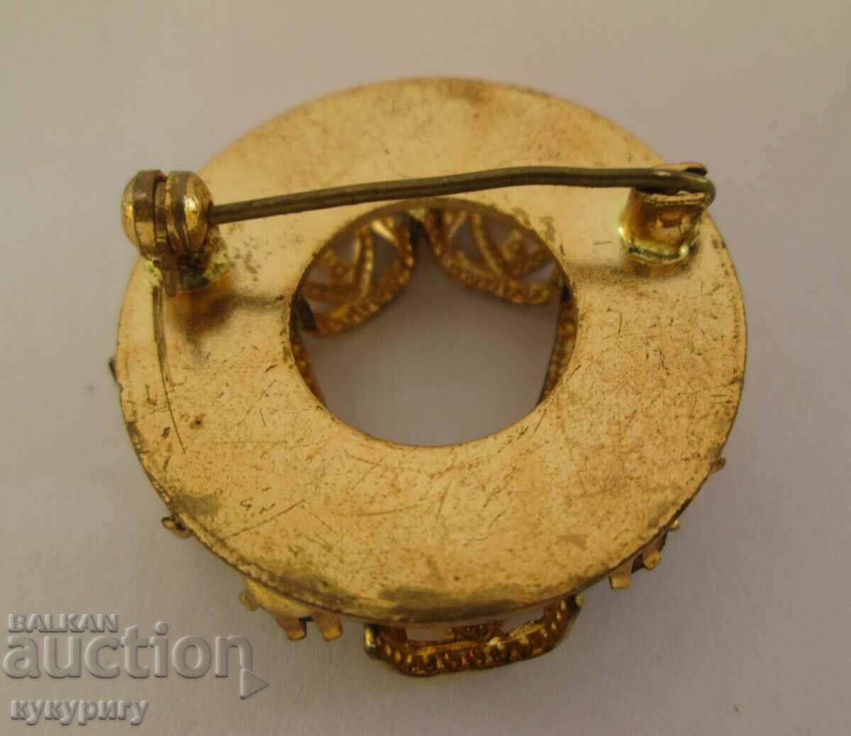 Delivery of Old ladies brooch Art Deco jewel with gilding Delivery of Old ladies brooch Art Deco jewel with gilding