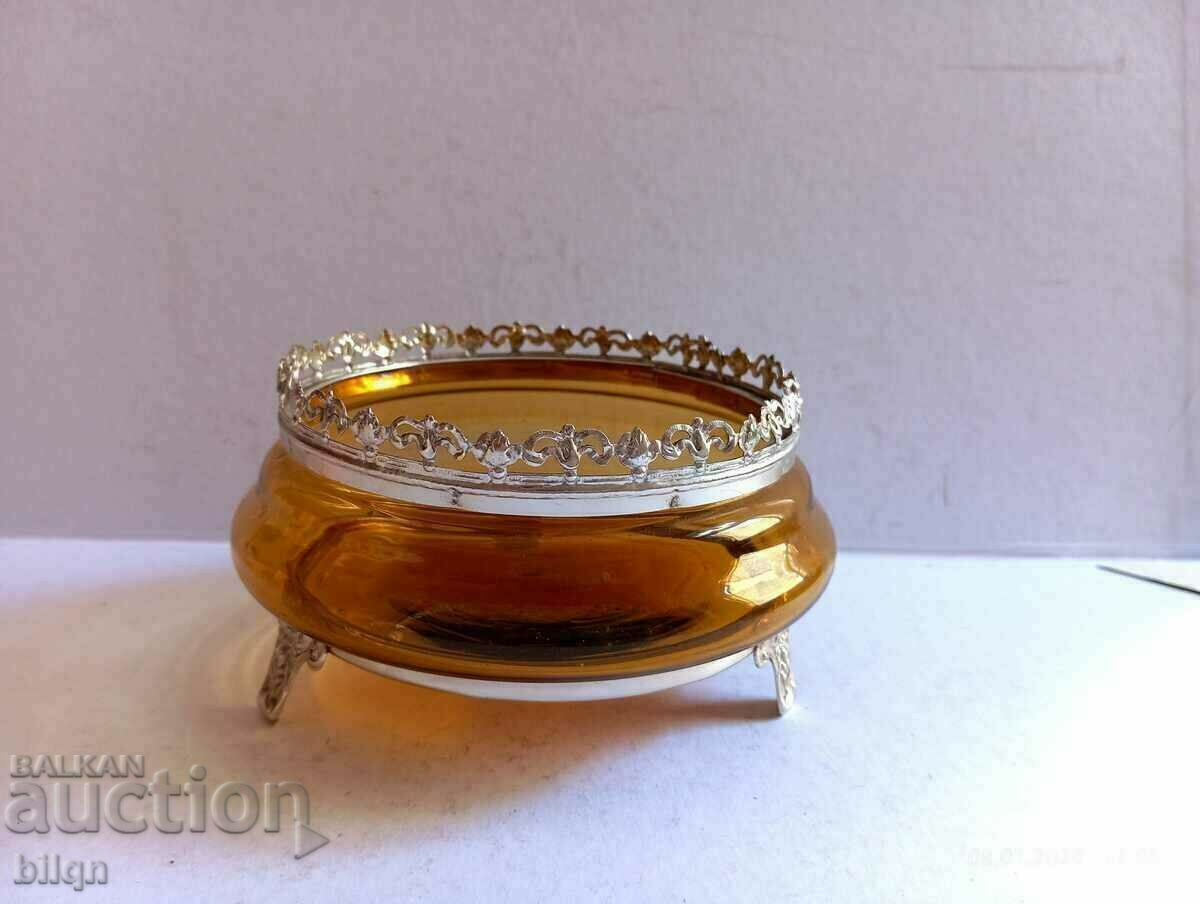 Vasă grozavă cu ornamente placate cu argint