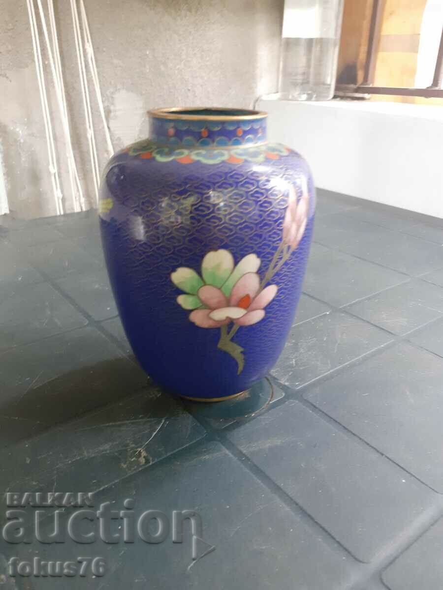 Auction  A beautiful cloisonne bronze enamel vase