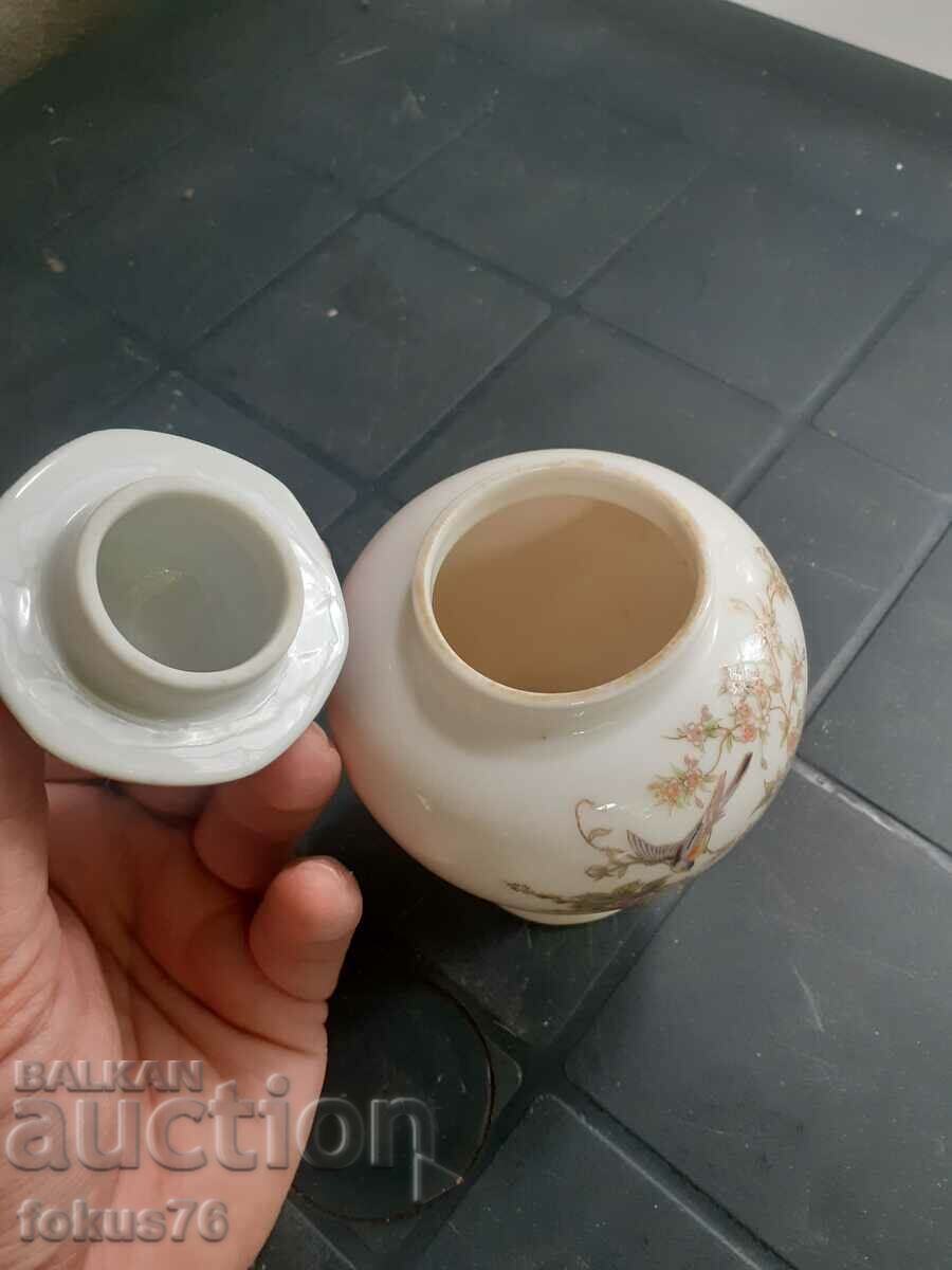 Delivery of Beautiful old vase jar with lid porcelain Japan Delivery of Beautiful old vase jar with lid porcelain Japan