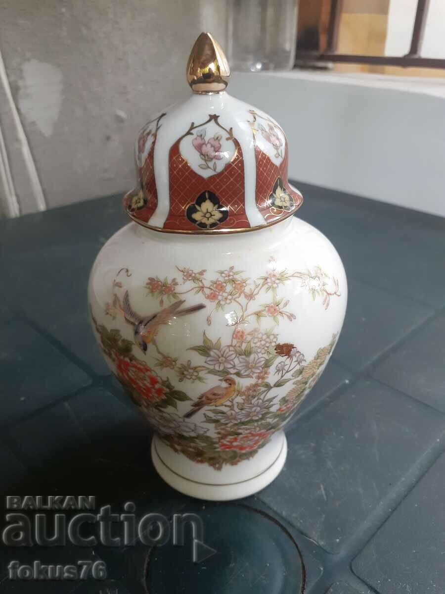 Frumos borcan de vază vechi cu capac din porțelan Japonia