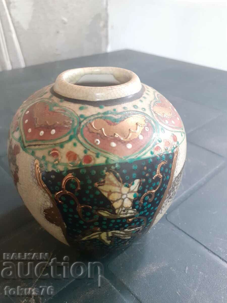 Auction A beautiful old Satsuma porcelain vase Auction A beautiful old Satsuma porcelain vase